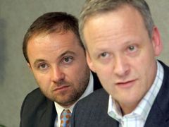 Stanislav Kázecký (vlevo) a ministr zahraničí Cyril Svoboda.