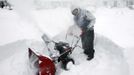 A man uses a snowblower to clear his driveway during a blizzard in Medford, Massachusetts February 9, 2013. REUTERS/Jessica Rinaldi (UNITED STATES - Tags: ENVIRONMENT) Published: Úno. 9, 2013, 3:11 odp.