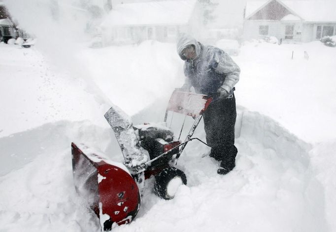 A man uses a snowblower to clear his driveway during a blizzard in Medford, Massachusetts February 9, 2013. REUTERS/Jessica Rinaldi (UNITED STATES - Tags: ENVIRONMENT) Published: Úno. 9, 2013, 3:11 odp.