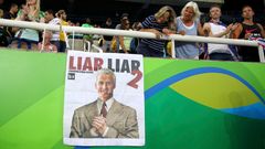 OH 2016, atletika: fanoušci s transparentem Ryan Lochte – lhář