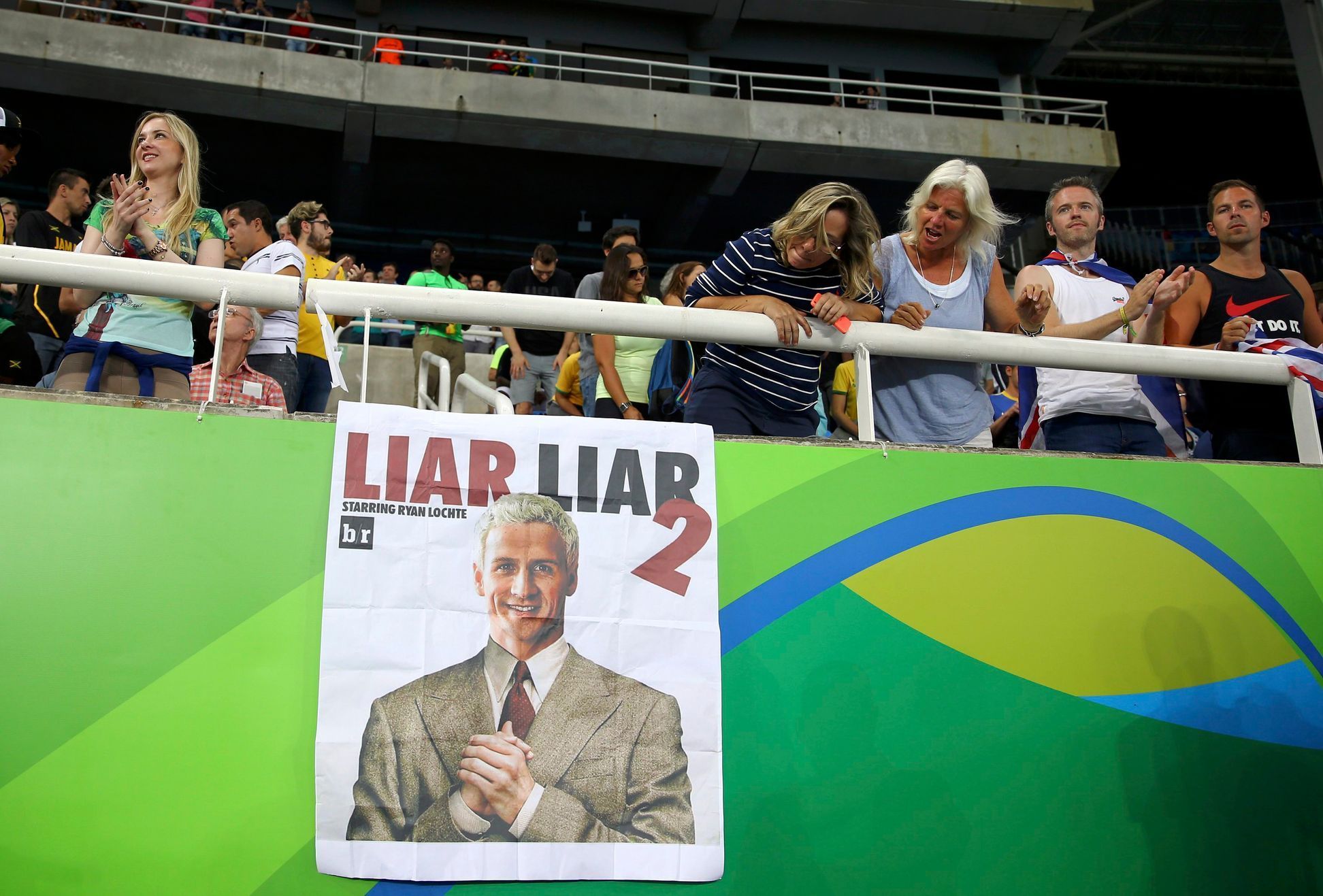 OH 2016, atletika: fanoušci s transparentem Ryan Lochte – lhář