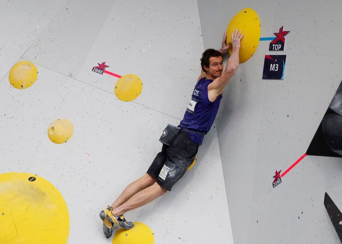 Adam Ondra při boulderinu na ME 2022