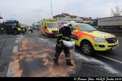 Při nehodě na Lounsku zemřel člověk, R7 byla zavřená