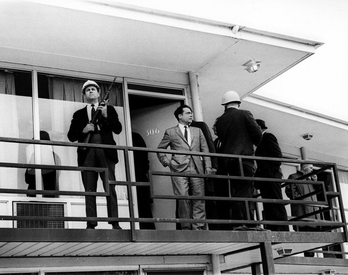 Balkon pokoje č. 306 v motelu Lorraine v Memphisu ve státě Tennessee, kde byl 3. dubna 1968 zastřelen reverend Martin Luther King Jr.. Fotografie ze 4. dubna roku 1968.