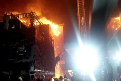 Nejméně 15 mrtvých a 50 zraněných při požáru obchodního centra v Bombaji