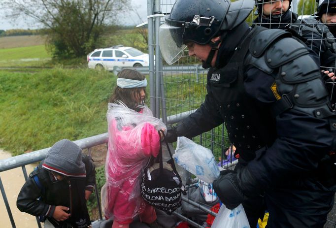 Slovinské bezpečnostní složky pomáhají rodinami s dětmi. V pondělí překročilo hranice do Slovinska na 5 tisíc lidí.