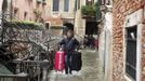 A person carry luggage in a flooded street during a period of seasonal high water in Venice November 1, 2012. The water level in the canal city rose to 140 cm (55 inches) above normal, according to the monitoring institute. REUTERS/Manuel Silvestri (ITALY - Tags: ENVIRONMENT SOCIETY) Published: Lis. 1, 2012, 12:57 odp.