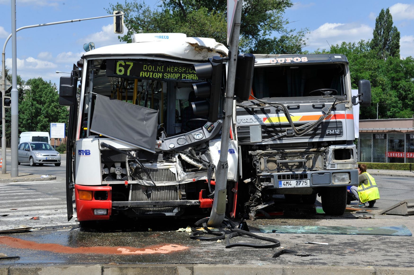 Autobus se v Brně srazil s náklaďákem