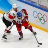 Jan Kovář a Enzo Corvi v zápase Česko - Švýcarsko na ZOH 2022 v Pekingu