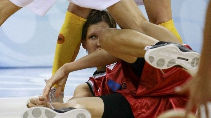 Jana Veselá na zemi během nevydařeného zápasu proti Španělsku.