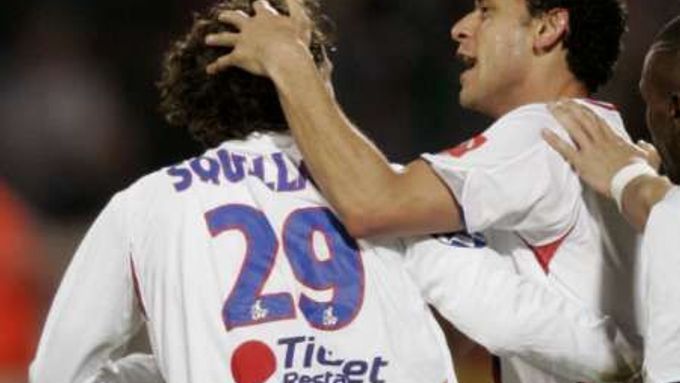 Fotbalista Lyonu Fred gratuluje spoluhráči Sebastienu Squillaciovi (vlevo) ke gólu do sítě Lille.