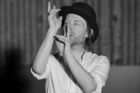 Když se chce Thomu Yorkovi čůrat, epilepticky tančí