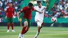 Raphael Guerreiro a Ondřej Lingr v zápase Ligy národů Portugalsko - Česko