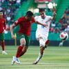 Raphael Guerreiro a Ondřej Lingr v zápase Ligy národů Portugalsko - Česko