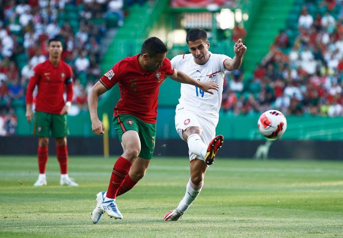 Raphael Guerreiro a Ondřej Lingr v zápase Ligy národů Portugalsko - Česko