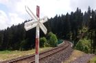 Srážka vlaku s autem zastavila na pět hodin železniční provoz mezi Prahou a Plzní