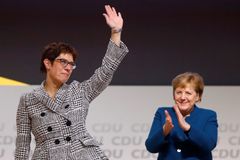 V Německu začíná boj o novou Merkelovou. Proti její nástupkyni se bouří straníci