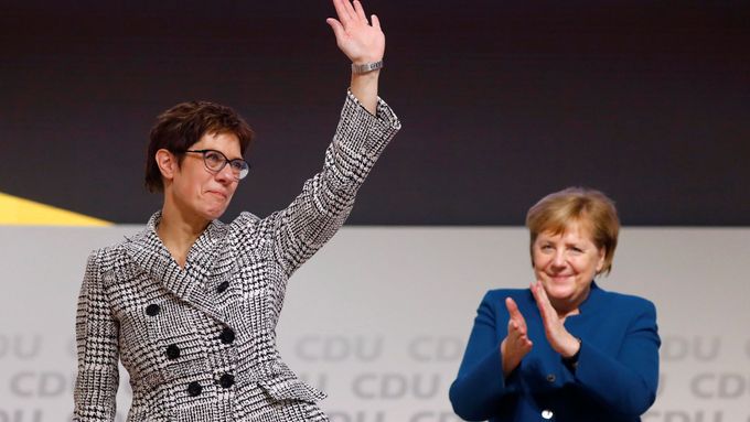 Annegret Kramp-Karrenbauerová s kancléřkou Merkelovou při zvolení do čela strany.