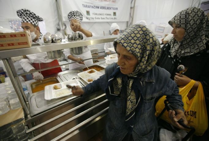 Turks line up to get free food served by local authorities in a giant tent to break their fast on the first day of the holy month of Ramadan in Istanbul September 13, 2007. Muslims around the world abstain from eating, drinking and conducting sexual relations from sunrise to sunset during Ramadan, the holiest month in the Islamic calendar. REUTERS/Fatih Saribas (TURKEY)