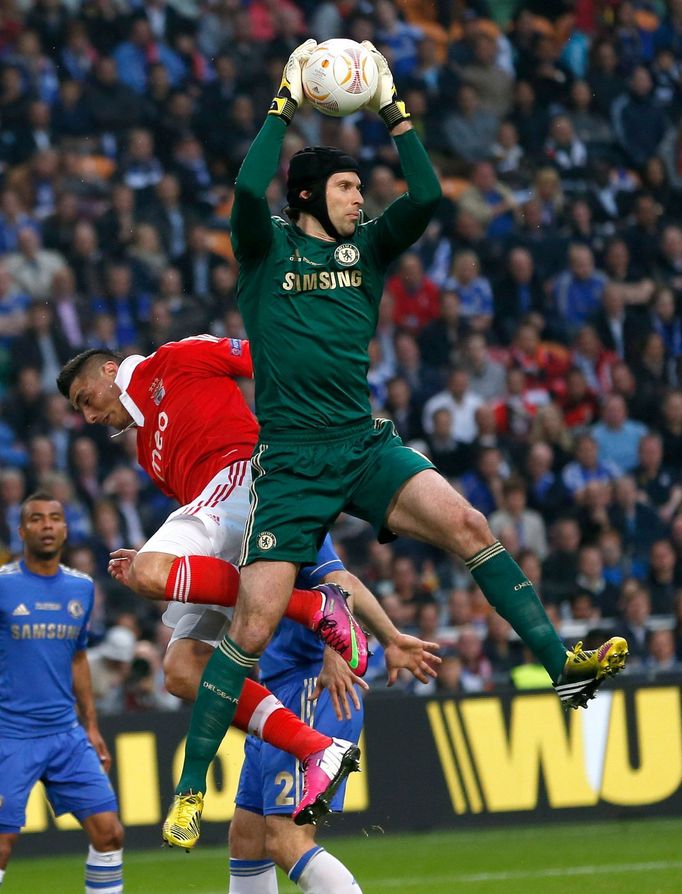 Fotbal, finále Evropské ligy, Chelsea - Benfica: Petr Čech -  Nicolas Gaitan