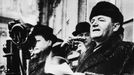 Klement Gottwald v roce 1948 při projevu na Staroměstském náměstí v Praze. Původní snímek z něhož byl později odretušován Vlado Clementis a fotograf Karel Hájek.