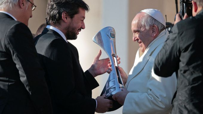 Papež František si prohlíží repliku trofeje pro vítěze argentinského šampionátu, jeho oblíbeného San Loreneza