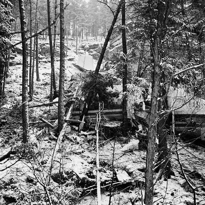 Trosky jugoslávského dopravního letadla DC-9, které havarovalo 27.1.1972 na pravidelné lince z Kodaně do Záhřebu u Srbské Kamenice v oblasti České Kamenice.