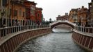 A bridge crosses a canal that flows through the center of the Florentia Village in the district of Wuqing, located on the outskirts of the city of Tianjin June 13, 2012. The shopping center, which covers an area of some 200,000 square meters, was constructed on a former corn field at an estimated cost of US$220 million and copies old Italian-style architecture with Florentine arcades, a grand canal, bridges, and a building that resembles a Roman Coliseum. REUTERS/David Gray (CHINA - Tags: SOCIETY BUSINESS) Published: Čer. 13, 2012, 5:41 odp.