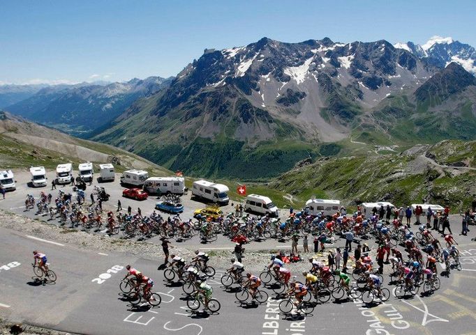 Na trati sedmnácté etapy čekaly cyklisty tři dlouhá stoupání. Nejvyšší přejížděný bod měl nadmořskou výšku 2640 m.n.m.