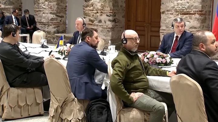 "Nedotýkejte se raději ničeho." Ukrajinský ministr radí, jak jednat s Rusy u stolu; Zdroj foto: Reuters