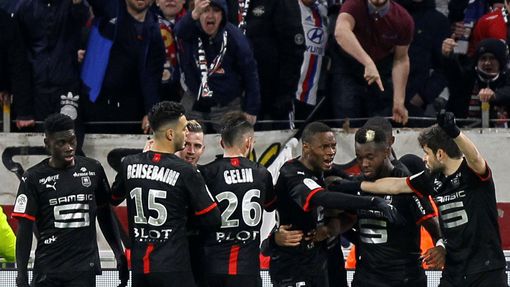 Fotbalisté Rennes se radují z gólu na hřišti Lyonu.
