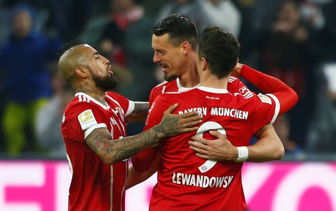 Sandro Wagner, Arturo Vidal a Robert Lewandowski oslavují gól Bayernu.