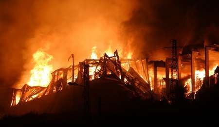 Továrna v Libanonu hoří