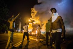 Ku Klux Klan hrozí demonstrantům ve Fergusonu smrtící silou