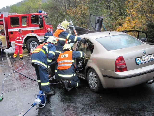 Pět zraněných po srážce dvou aut