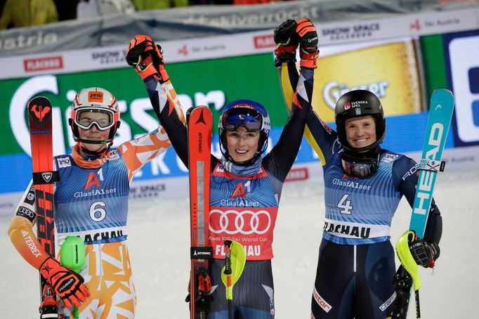 Stupně vítězek ve Flachau: Petra Vlhová, Mikaela Shiffrinová a Sara Hectorová.