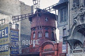 Moulin Rouge před 100 lety. Barevné fotky Paříže nadchnou milovníky starých časů