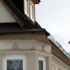 Jak sníh a led trhá okapy