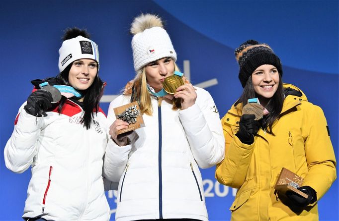 Anna Veithová, Ester Ledecká a Tina Weiratherová s medailemi za super-G na ZOH 2018