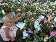 Norové uctívají své oběti záplavami růží