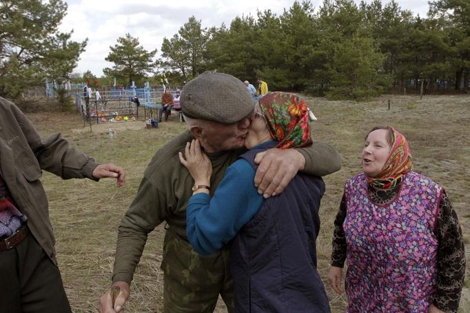 Shamianok meets with former neighbours on eve of "Radunitsa" at cemetery in abandoned village of Tulgovichi