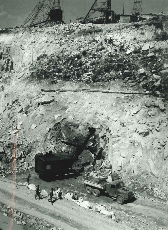 Fotografie ukazuje výstavbu vodní nádrže a elektrárny Lipno, významného díla z roku 1959, které dodává energii a poskytuje rekreační možnosti.