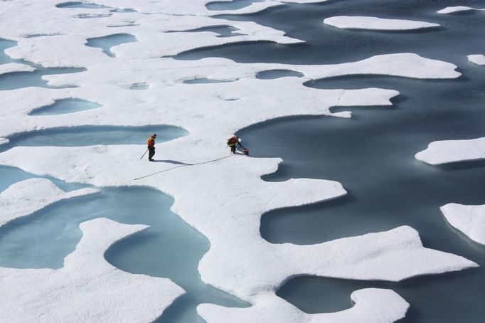 RNPS IMAGES OF THE YEAR 2012 - The crew of the U.S. Coast Guard Cutter Healy, in the midst of their ICESCAPE mission, retrieves supplies for some mid-mission fixes dropped by parachute from a C-130 in the Arctic Ocean in this July 12, 2011 NASA handout photo obtained by Reuters June 11, 2011. Scientists punched through the sea ice to find waters richer in phytoplankton than any other region on earth. Phytoplankton, the base component of the marine food chain, were thought to grow in the Arctic Ocean only after sea ice had retreated for the summer. Scientists now think that the thinning Arctic ice is allowing sunlight to reach the waters under the sea ice, catalyzing the plant blooms where they had never been observed. REUTERS/Kathryn Hansen/NASA (UNITED STATES - Tags: ENVIRONMENT SCIENCE TECHNOLOGY) THIS IMAGE HAS BEEN SUPPLIED BY A THIRD PARTY. IT IS DISTRIBUTED, EXACTLY AS RECEIVED BY REUTERS, AS A SERVICE TO CLIENTS. FOR EDITORIAL USE ONLY. NOT FOR SALE FOR MARKETING OR ADVERTISING CAMPAIGNS Published: Pro. 3, 2012, 1:38 dop.