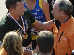 Sedminásobný vítěz Tour de France Lance Armstrong (vlevo) přijímá gratulace od starosty Ney Yorku Michaela Bloomberga po absolvování Newyorského maratonu.