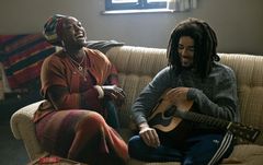 Lashana Lynch v roli Rity Marley a Kingsley Ben-Adir jako Bob Marley.
