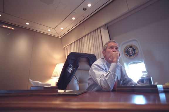 George W. Bush na palubě Air Force One po teroristických útocích na Světové obchodní centrum. 11. září 2001.