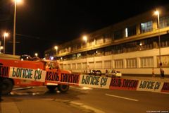 Při požáru v pětipatrovém domě v Praze 10 zemřela žena, desítky lidí museli evakuovat