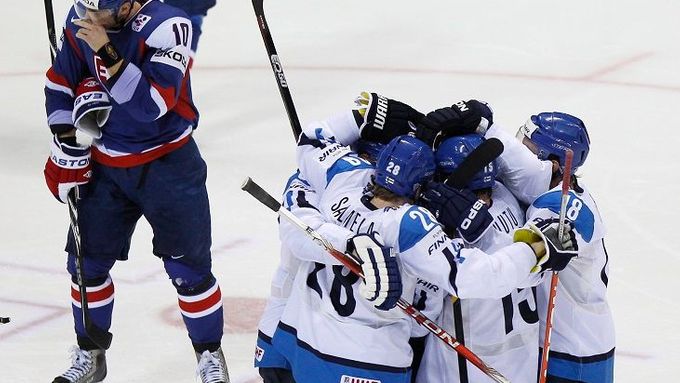 Marián Gáborík sleduje radost finských hokejistů