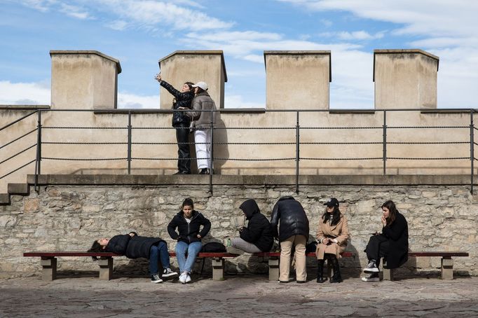 Turisté v Karlštejně. Ilustrační snímek z roku 2023