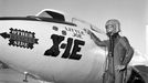 Zkušební pilot NASA Joe Walker v přetlakovém obleku s letounem X-1E. Rok 1958